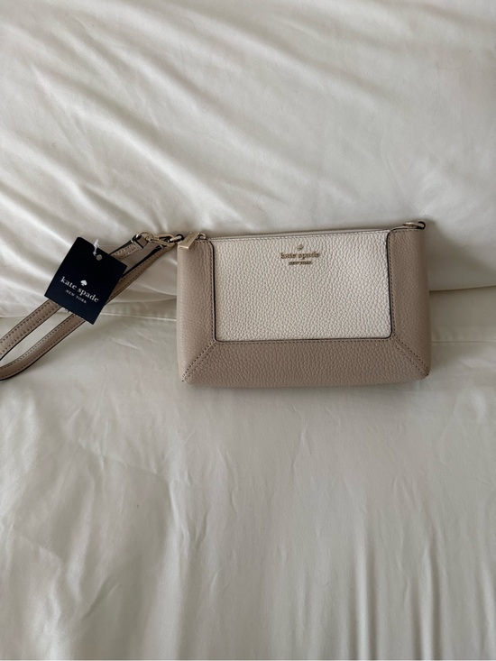 kate spade Handbags - kate spade Two-Tone Pebbled Beige & Cream Wristlet Clutch